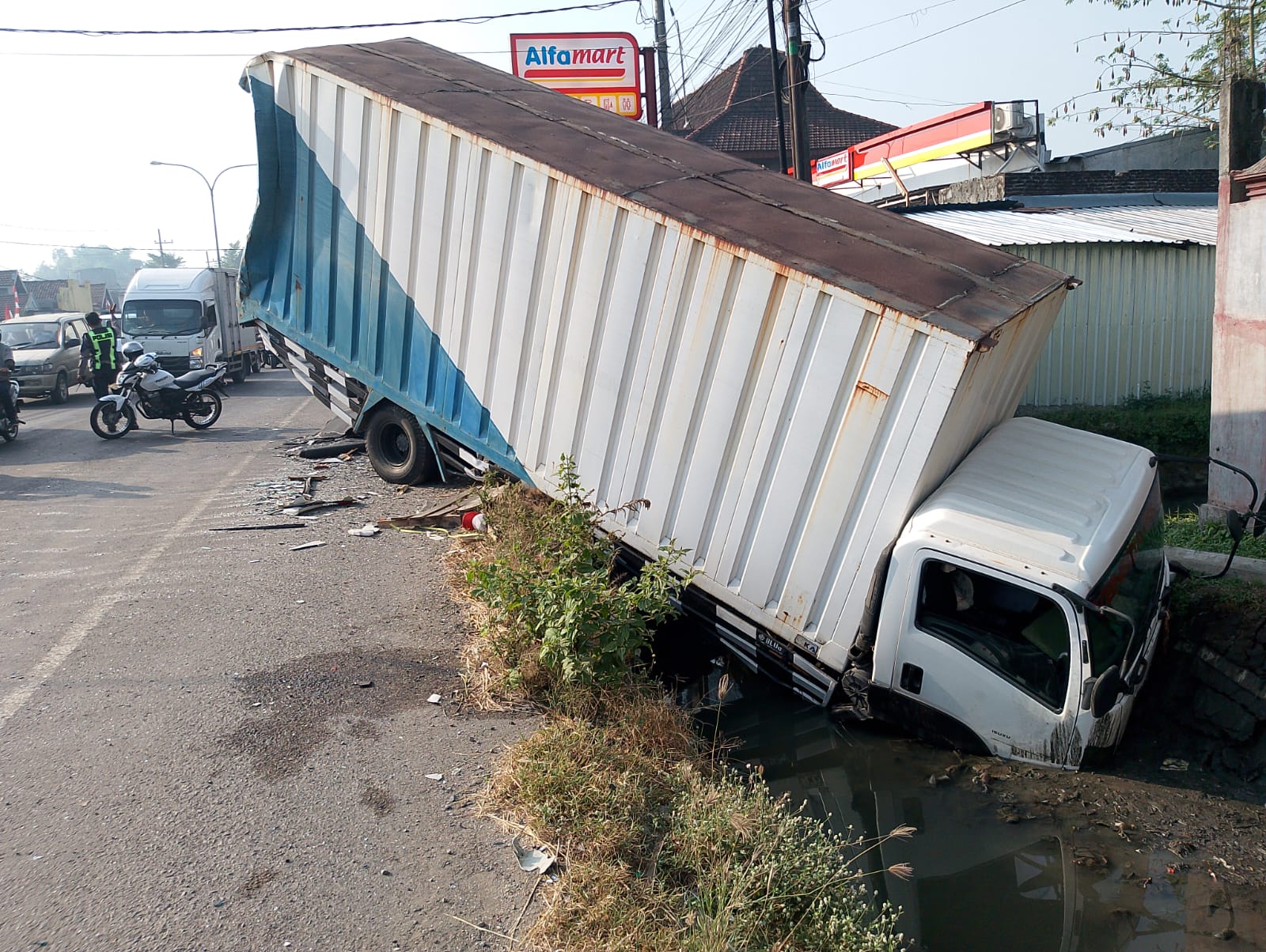 bus mira tabrak truk di jombang 1