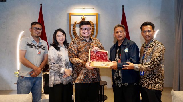 Momen Mas Dhito dan Mbak Cicha Bertemu dan Video Call Guru SMA