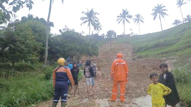 Longsor di Desa Kradinan Pagerwojo Tutup Jalan Utama, Kini Bisa Dilalui Kendaraan Ringan