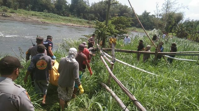 mayat di tepi sungai brantas