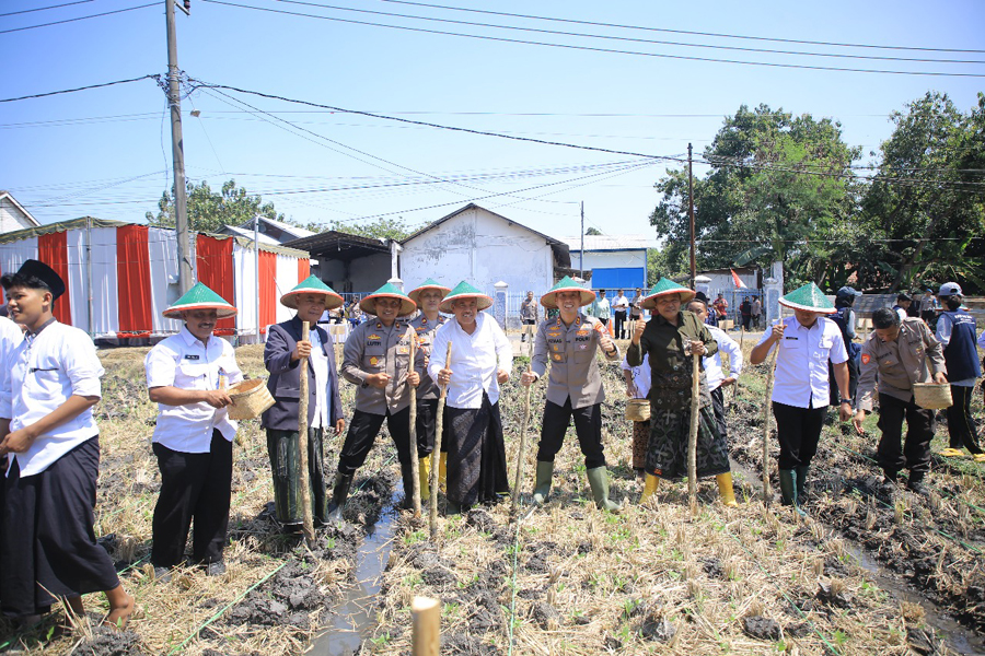 Dukung Swasembada Pangan 2025, Polres Madiun dan Ponpes Al Syafi’i Bersinergi Menanam Jagung