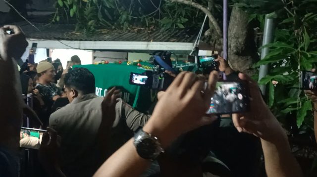 Jenazah Tiara Korban Mutilasi Pacet Tiba di Lamongan, Isak Tangis Sambut Kedatangan