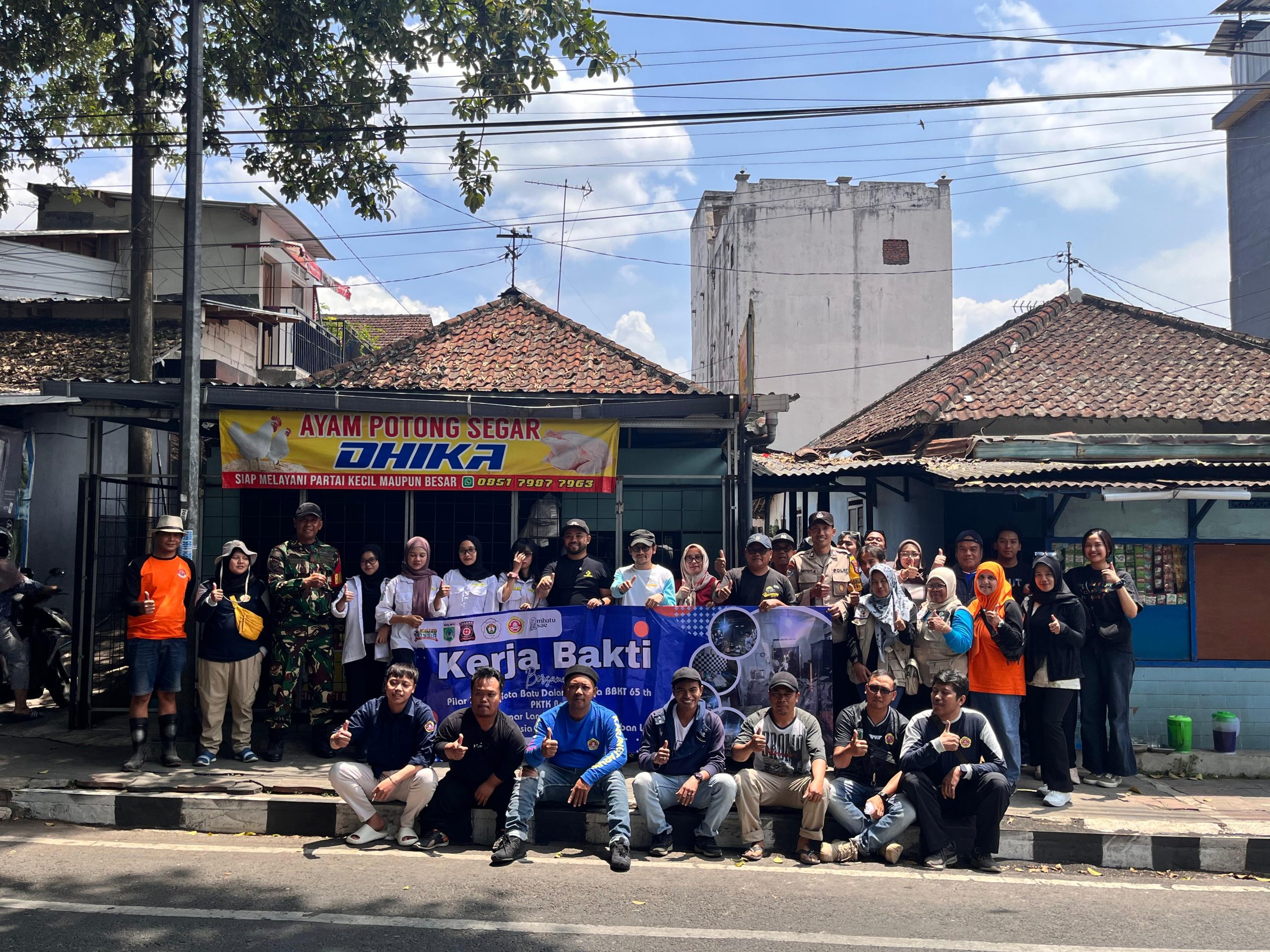 awali Batu Turun Langsung Bersama Karang Taruna Bedah Kamar Lansia hingga Rehabilitasi Jamban Sehat