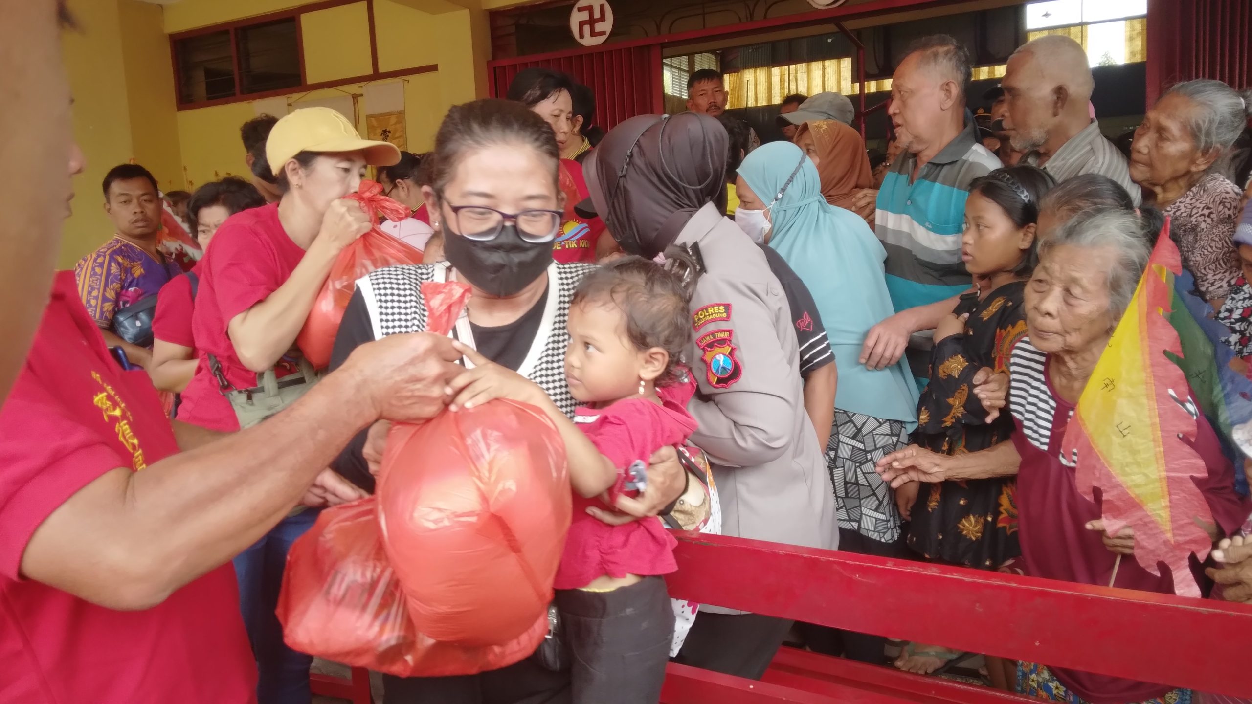 Kelenteng Tjoe Tik Kiong Gelar Ulambana Ribuan Warga Antre Sembako
