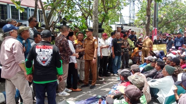 Ratusan Warga Wonorejo Tulungagung Demo Tuntut Perbaikan Jalan 23 Km