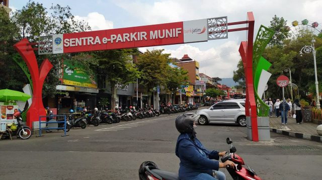 Pemasangan Gate Parkir Alun-alun Kota Batu Mundur, Ditargetkan Rampung November 2025