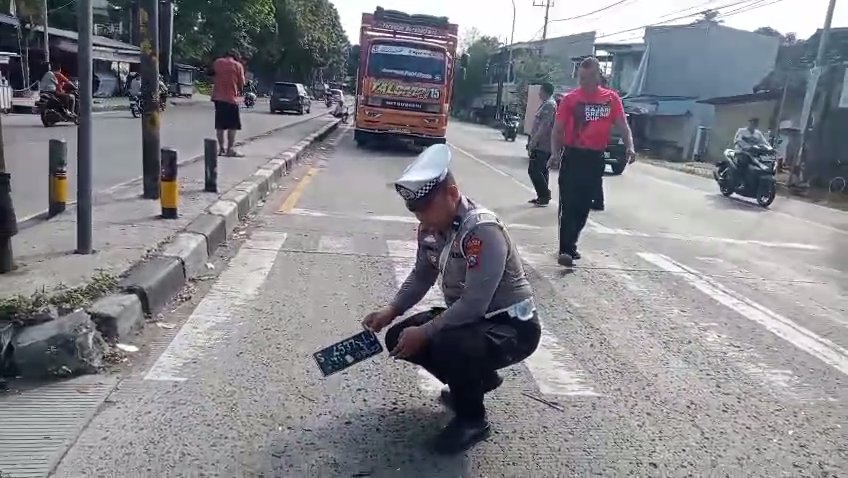 Berhenti di Lampu Merah, Dua Sepeda Motor Tertabrak Tronton