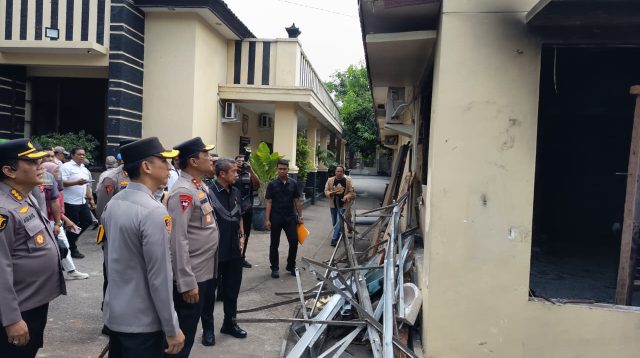 Kapolda Jatim Tinjau Bangunan Rusak Pascaaksi Anarkis di Kota Kediri
