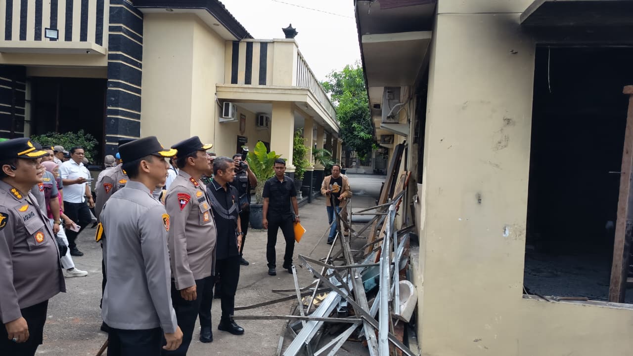 Kapolda Jatim Tinjau Bangunan Rusak Pascaaksi Anarkis di Kota Kediri