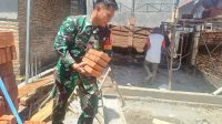 Wujudkan Kemanunggalan TNI-Rakyat, Babinsa Jombang Turun Bantu Pembangunan Rumah Warga
