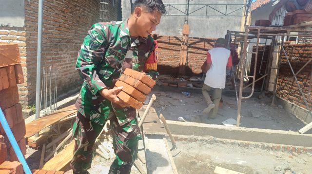 Wujudkan Kemanunggalan TNI-Rakyat, Babinsa Jombang Turun Bantu Pembangunan Rumah Warga