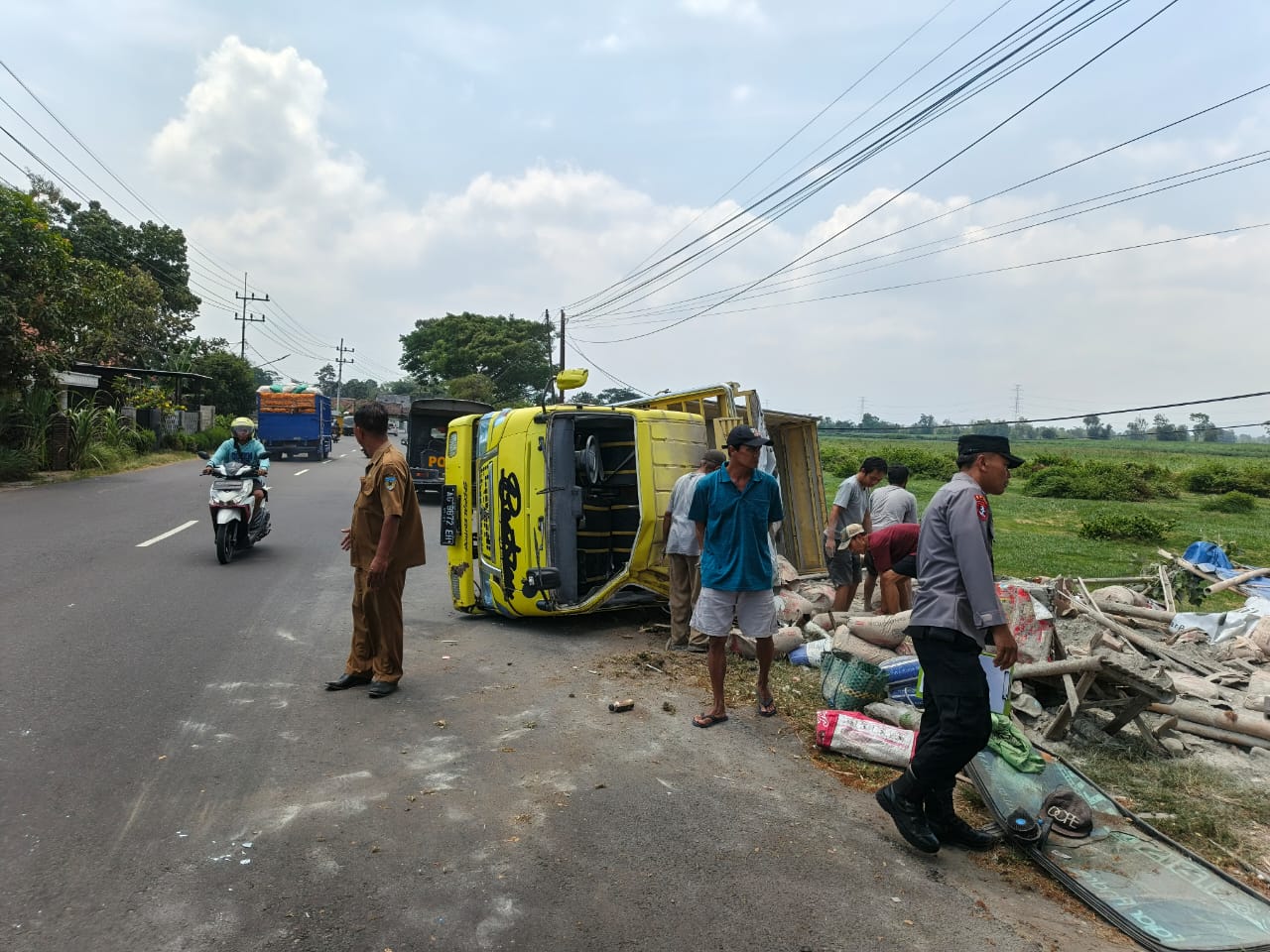 Muatan Semen Ambrol, Truk Tabrak Warung Es Degan