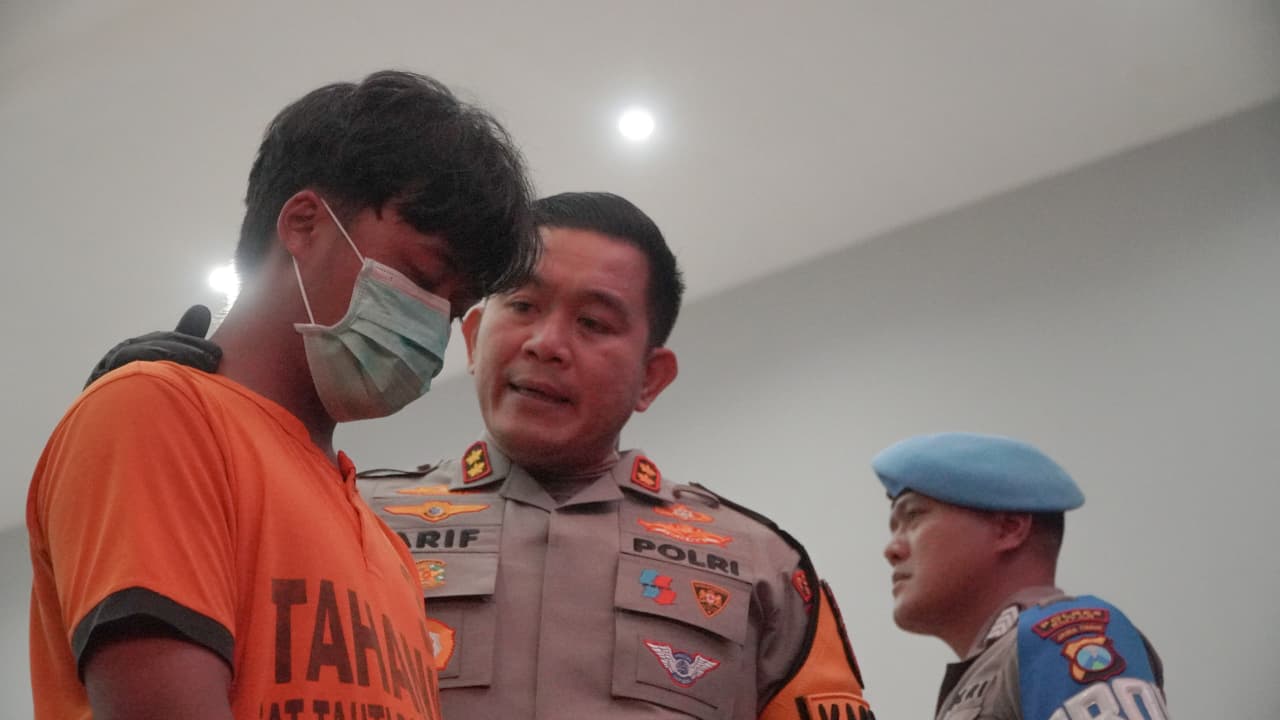 Polisi Ultimatum Penjarah DPRD Blitar, Warga Mulai Serahkan Barang Jarahan