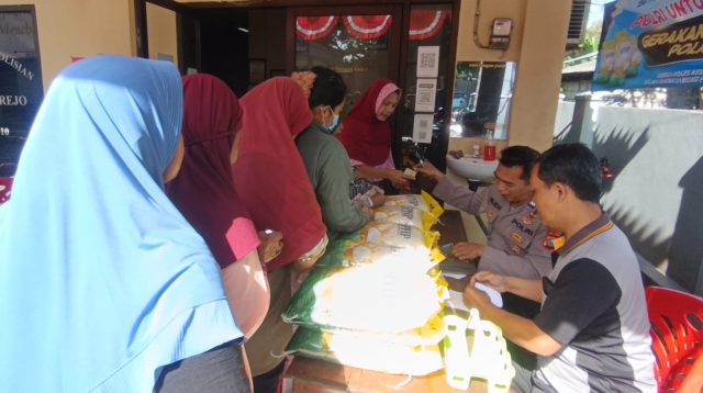 Diserbu Warga, 220 Zak Beras Murah Bulog Habis Terjual di Polsek Ringinrejo