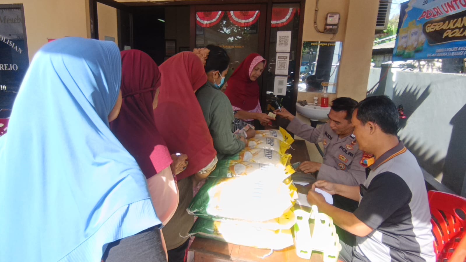 Diserbu Warga, 220 Zak Beras Murah Bulog Habis Terjual di Polsek Ringinrejo