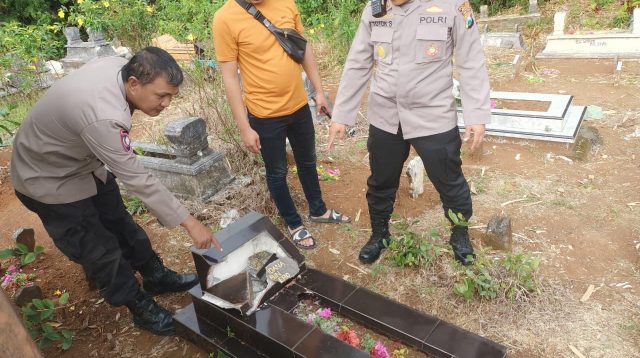 Puluhan Makam di Bantur Malang Dirusak Orang Tak Dikenal