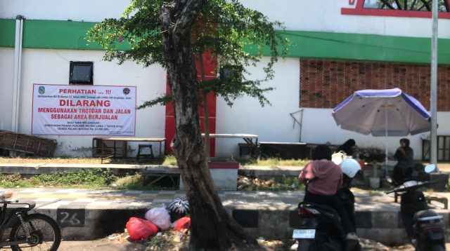 Semrawut Usai Penertiban Pedagang Pasar Baru Kertosono, Masih Ada yang Ngotot Jualan di Trotoar