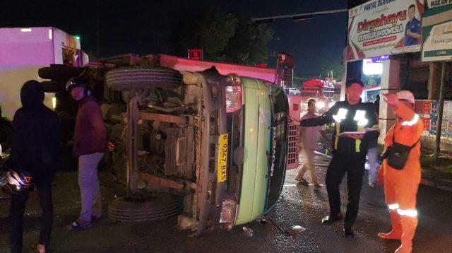 Elf Tabrak Truk Boks di Perempatan Sambong Jombang, Delapan Penumpang Luka-Luka
