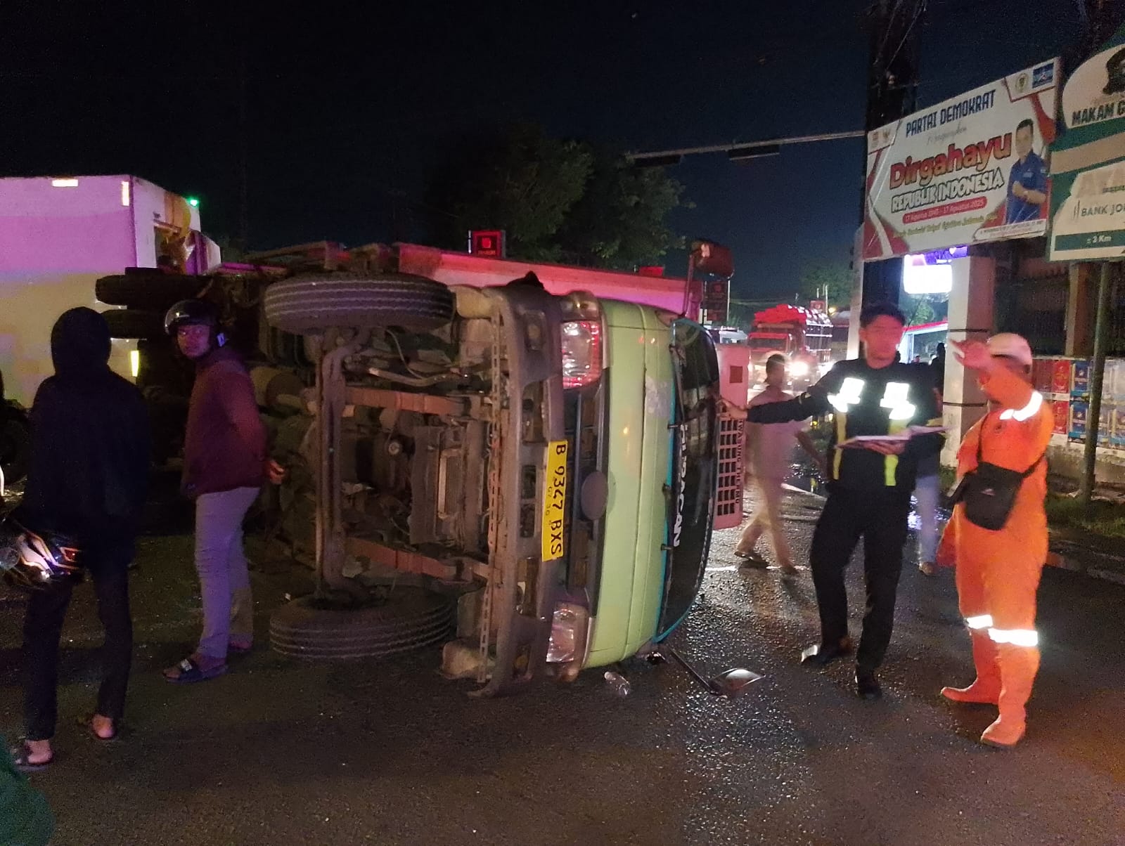 Elf Tabrak Truk Boks di Perempatan Sambong Jombang, Delapan Penumpang Luka-Luka
