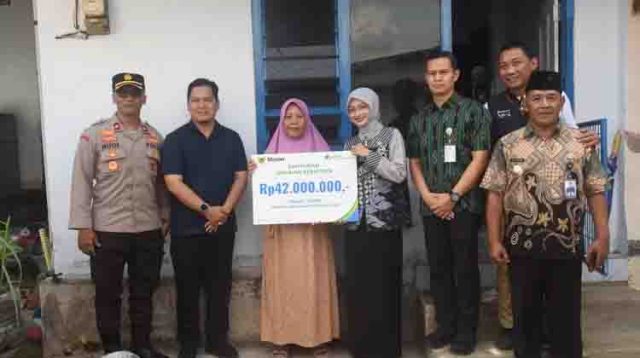 Walikota Kediri Serahkan Santunan Kematian BPJS Ketenagakerjaan kepada Ahli Waris Ketua RT dan Pekerja Rentan