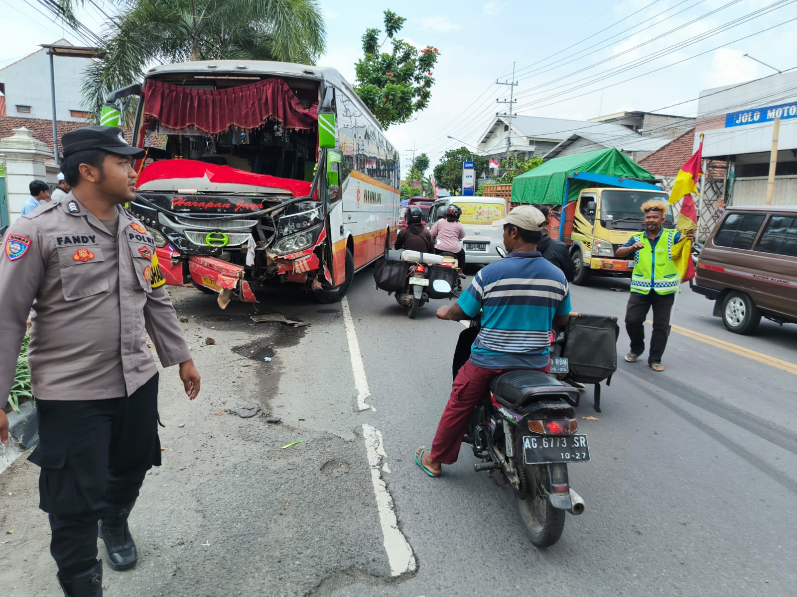 Dua Tewas di Tempat, Kecelakaan Maut Libatkan Dua Bus dan Dua Motor