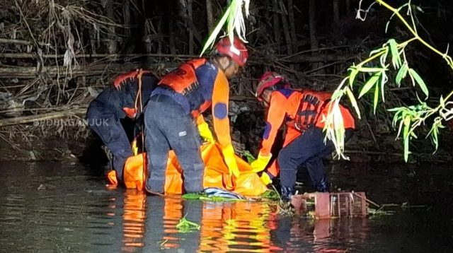Mayat Pria Tanpa Identitas Ditemukan Mengambang di Sungai Pace Nganjuk, Evakuasi Berlangsung Sulit