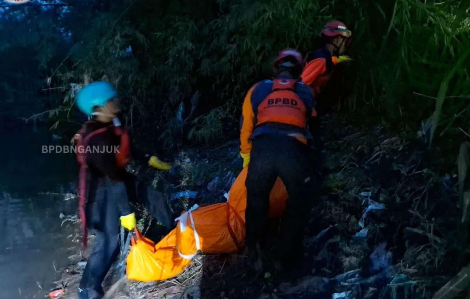 Jenazah Pria Tanpa Identitas Ditemukan Mengambang di Sungai Pace Nganjuk, Polisi Lakukan Identifikasi