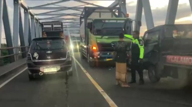 Pick-up Oleng Saat Dini Hari, Tabrak Truk di Jembatan Kertosono: Satu Luka-Luka