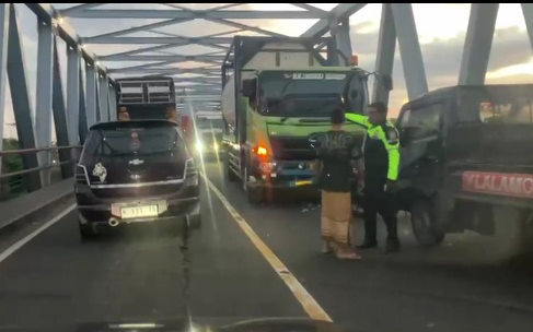 Pick-up Oleng Saat Dini Hari, Tabrak Truk di Jembatan Kertosono: Satu Luka-Luka