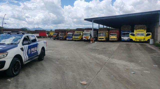 Keluhan Warga Terjawab, Polisi Atur Antrean Truk Tebu Menuju PG Mojopanggung Tulungagung