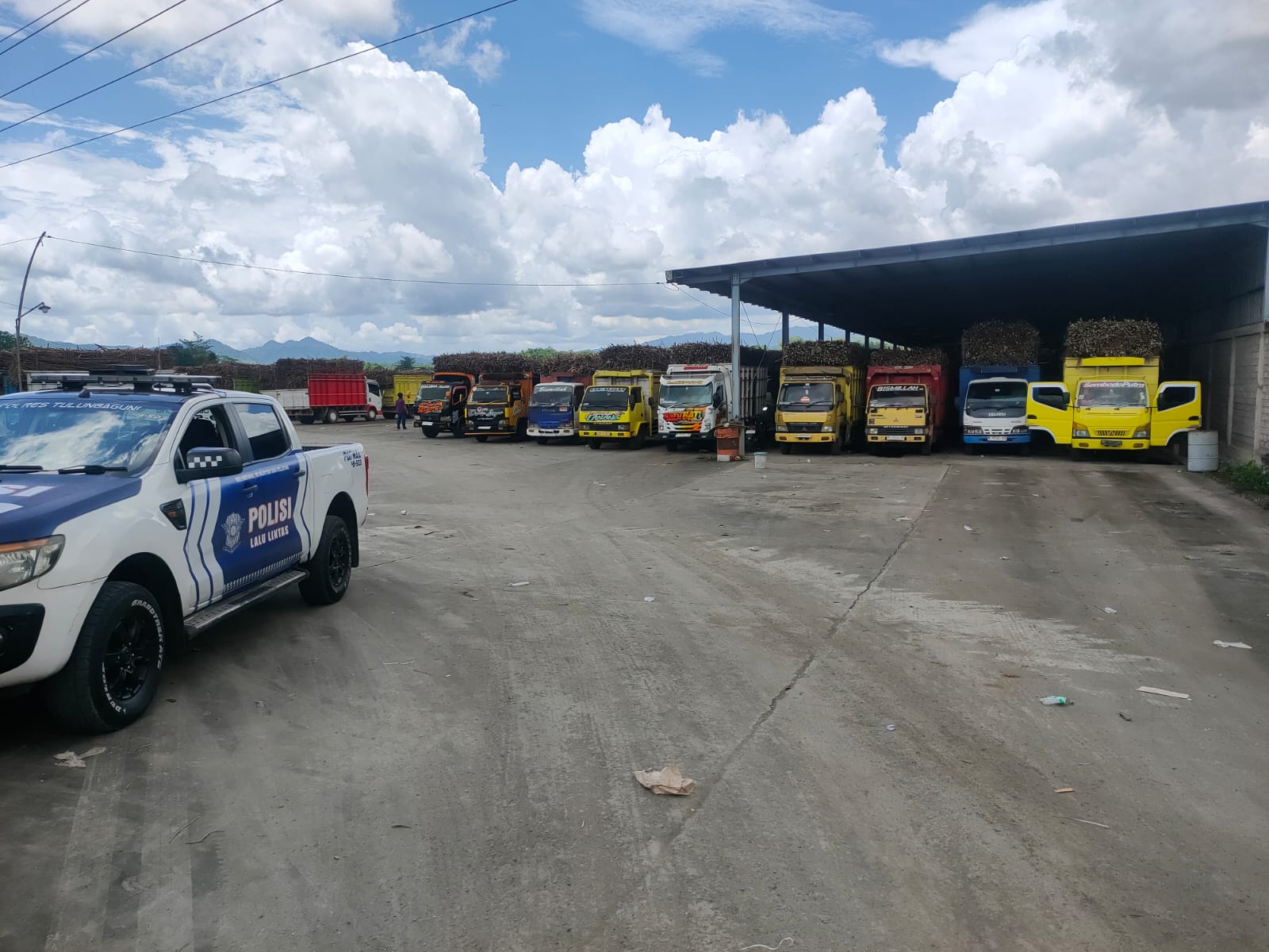 Keluhan Warga Terjawab, Polisi Atur Antrean Truk Tebu Menuju PG Mojopanggung Tulungagung