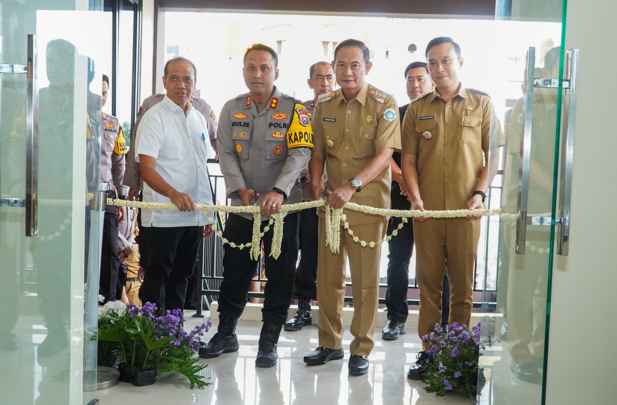 Tingkatkan Pelayanan Publik, Bupati Resmikan Dua Gedung Hibah di Polres Lamongan