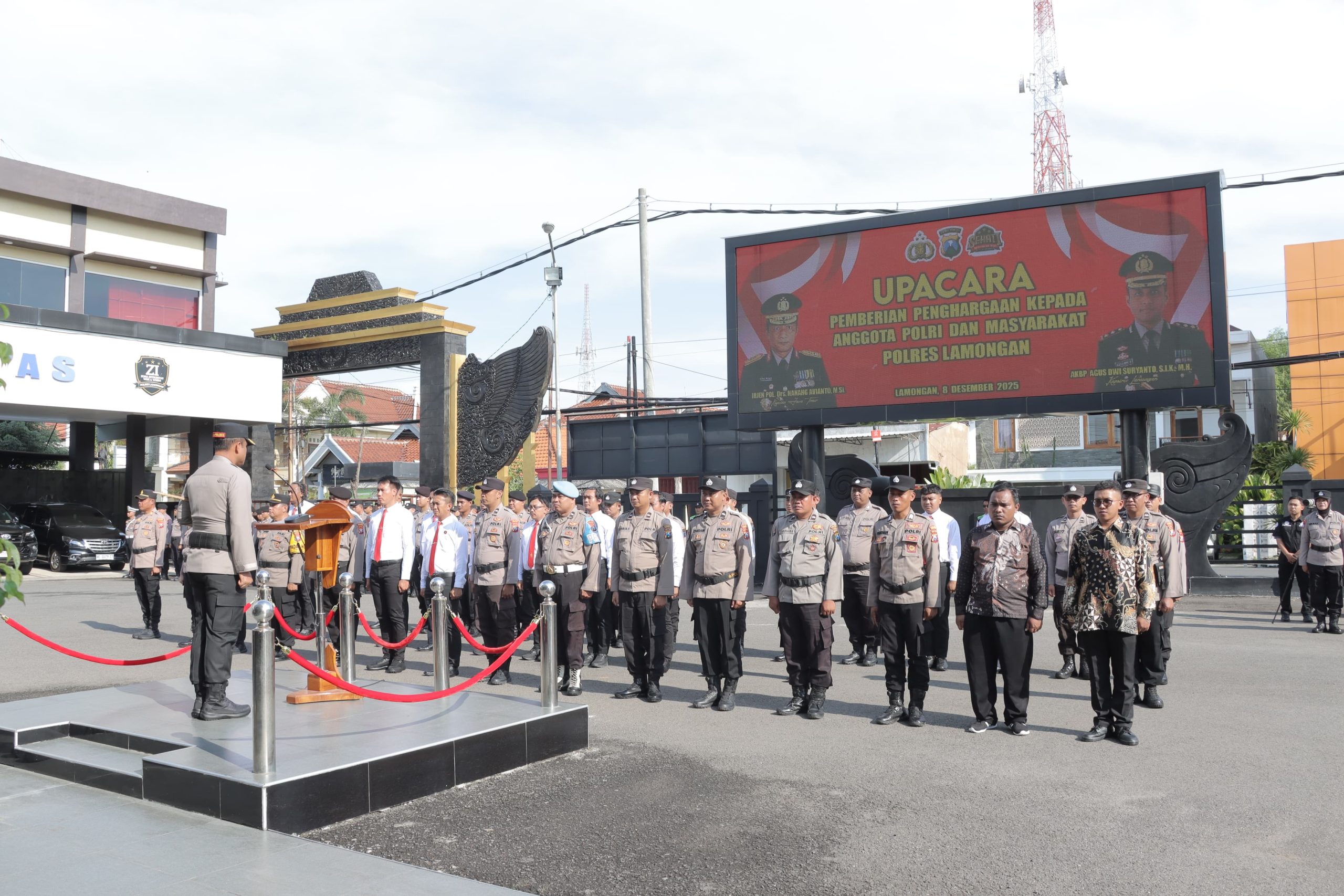 Sebanyak 41 Personel dan Masyarakat Terima Penghargaan dari Kapolres Lamongan