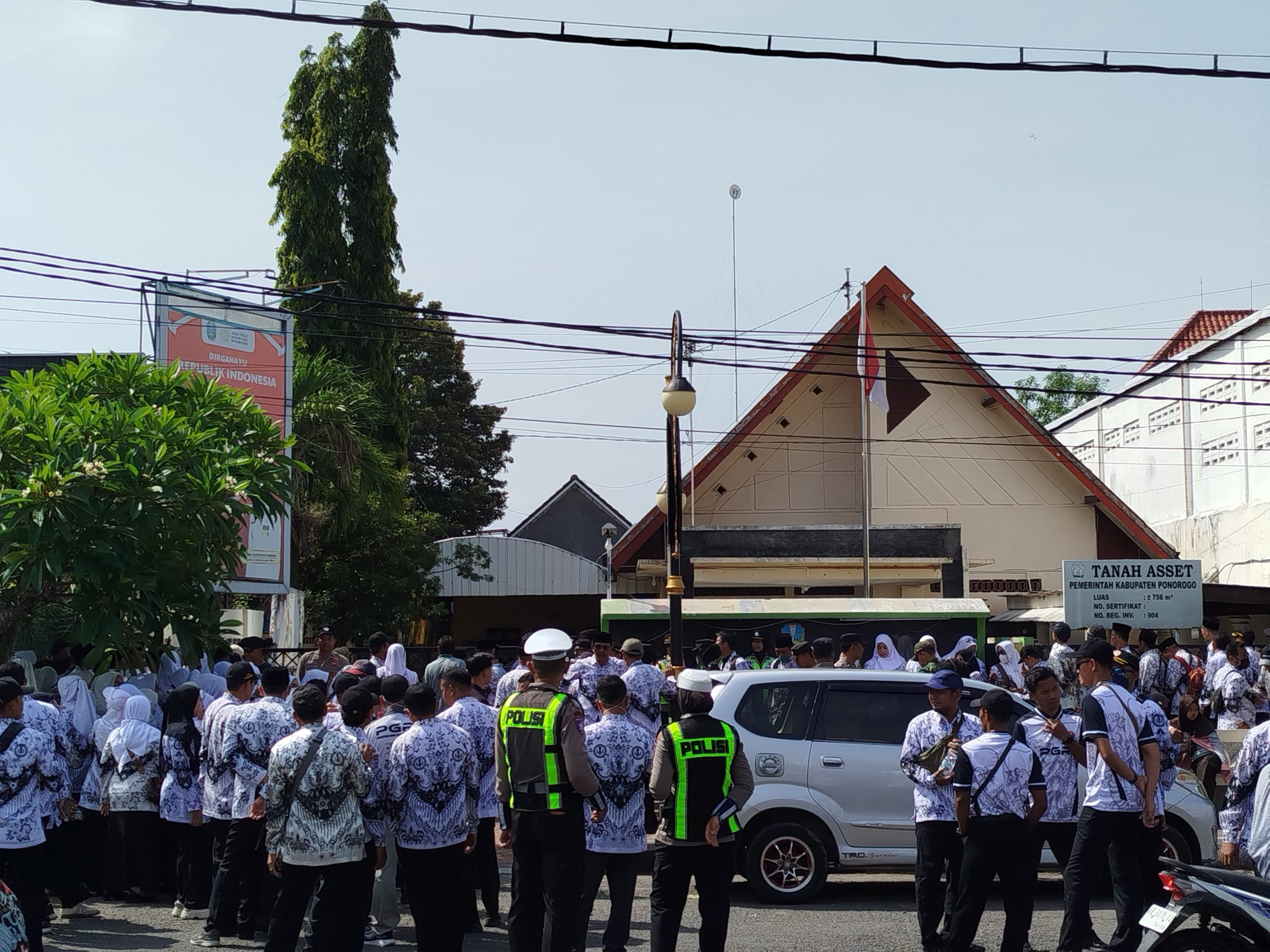 Ribuan Guru Turun ke Jalan, Protes Mutasi Kepala Sekolah