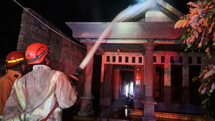 Diduga Korsleting, Rumah Warga Tembelang Ludes Terbakar dalam Waktu Dua Jam