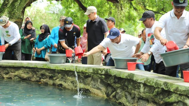 Pemkab dan Kemenag Jombang Tanam 500 Pohon dan Tebar 1.200 Benih Ikan di Sendang Slaji