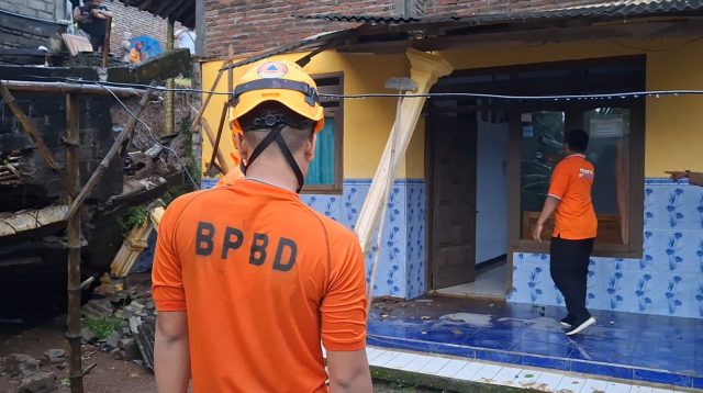 Rumah Warga Punjul Dihantam Longsor, BPBD Tulungagung Lakukan Pembersihan dan Usulkan Bantuan