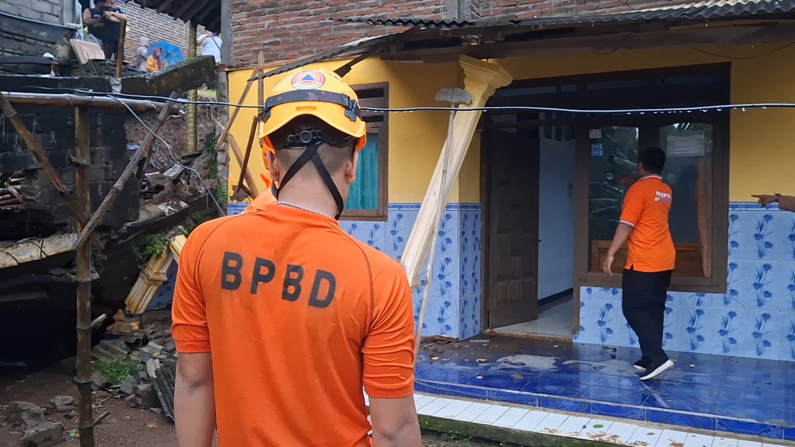 Rumah Warga Punjul Dihantam Longsor, BPBD Tulungagung Lakukan Pembersihan dan Usulkan Bantuan