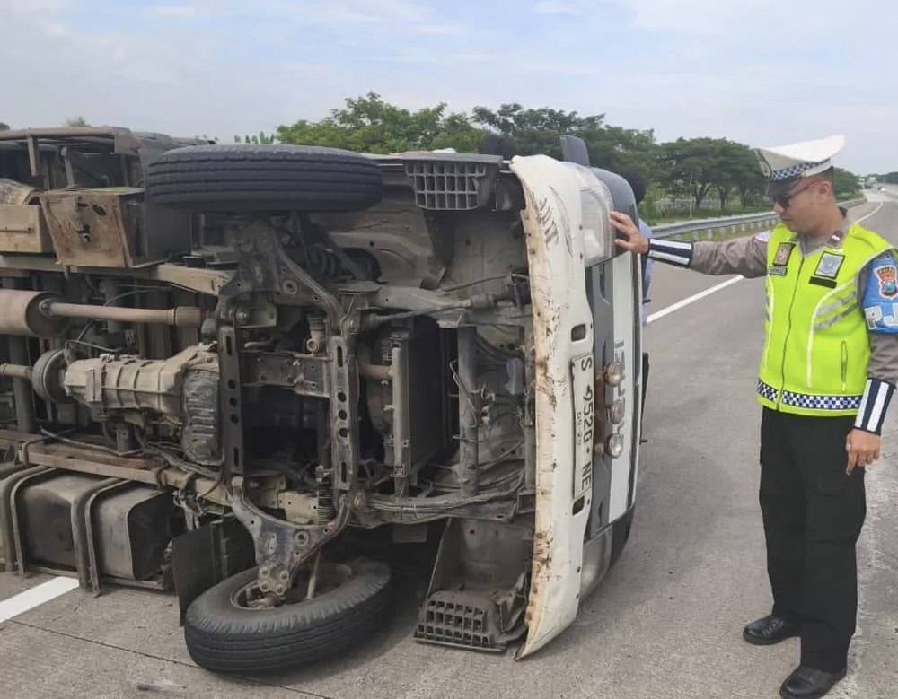 Pickup Box Pecah Ban, Terguling di Tol Nganjuk–Caruban KM 613
