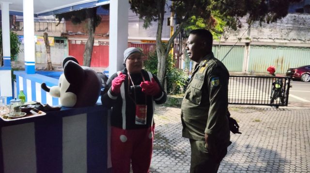 Resahkan Pengguna Jalan, Pengamen Badut Gembrot Diamankan Satpol PP Kabupaten Kediri