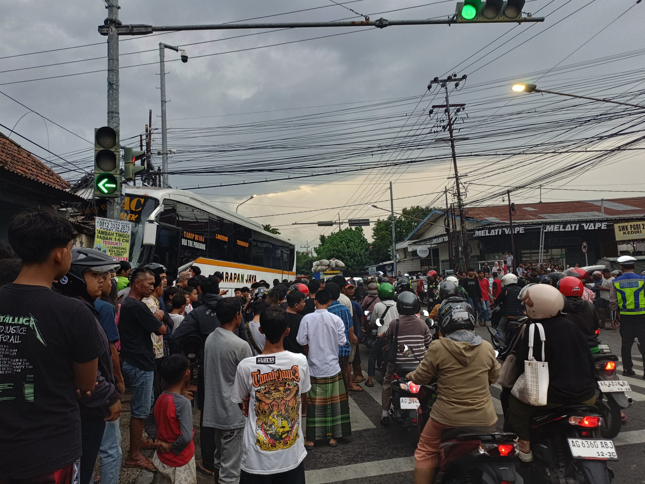 Bus Harapan Jaya Terobos Lampu Merah, Kecelakaan Beruntun Terjadi di Simpang Empat Muning Kediri