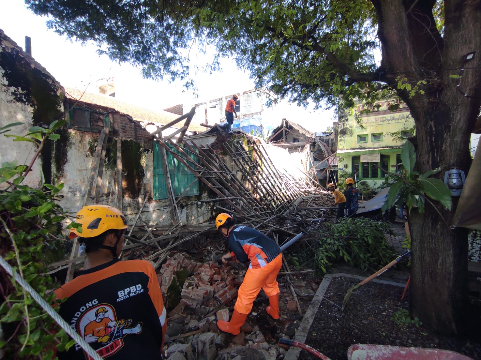 Gempa Pacitan 6,4 Magnitudo, Bangunan Tua di Jalan Mastrip Blitar Roboh