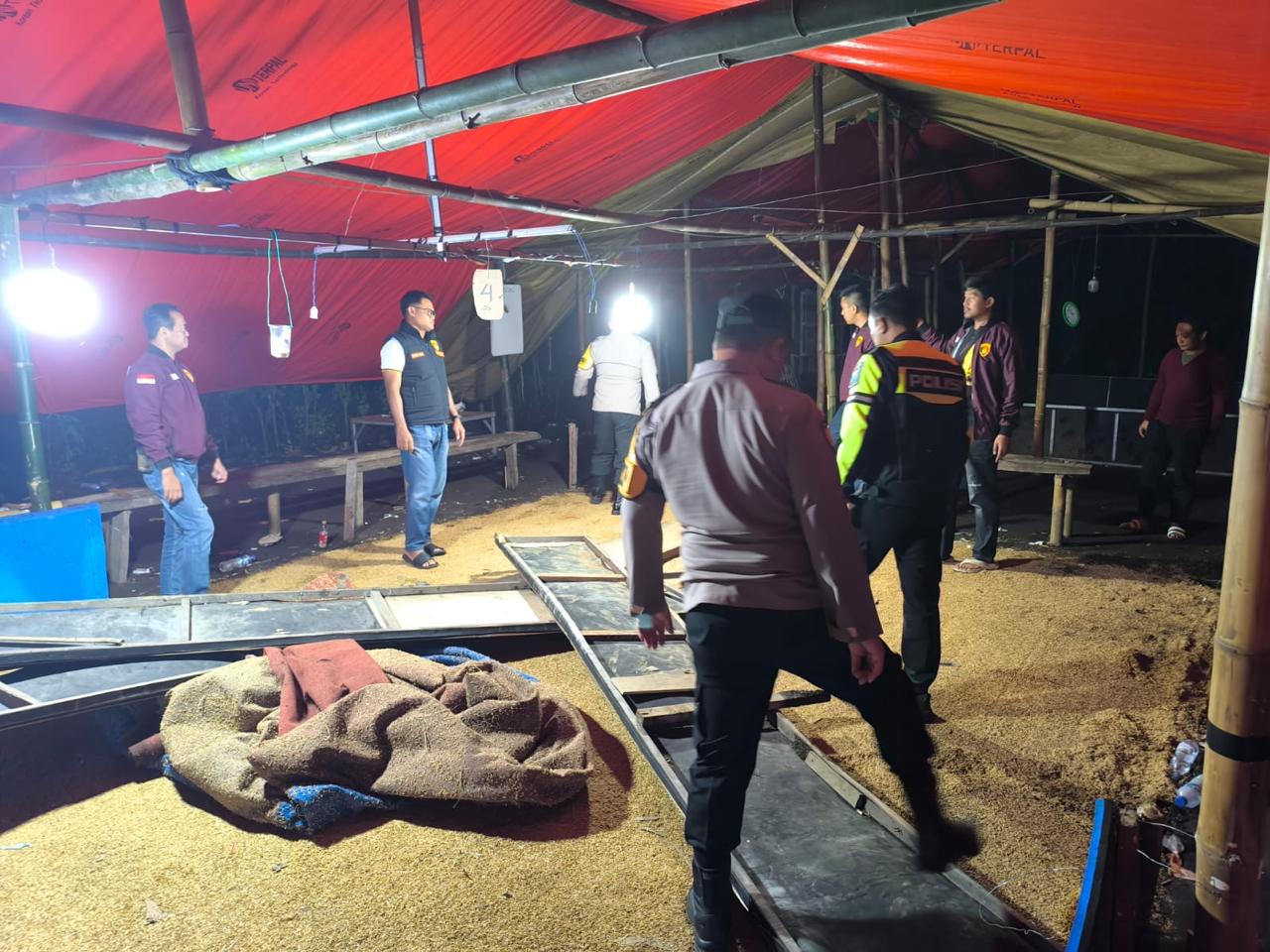 Arena Sabung Ayam di Mangunrejo Digerebek, Pejudi Kabur ke Persawahan