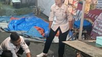 Palu tersebut kemudian digunakan untuk memukul kepala korban berkali-kali hingga korban terjatuh dan tidak sadarkan diri.