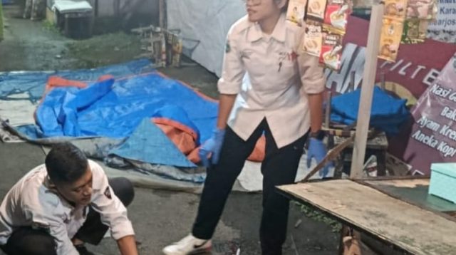 Palu tersebut kemudian digunakan untuk memukul kepala korban berkali-kali hingga korban terjatuh dan tidak sadarkan diri.