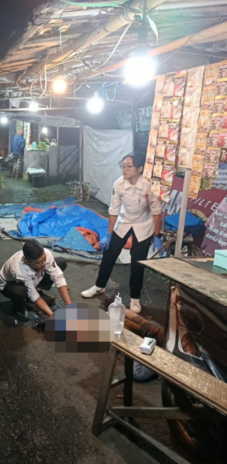 Palu tersebut kemudian digunakan untuk memukul kepala korban berkali-kali hingga korban terjatuh dan tidak sadarkan diri.