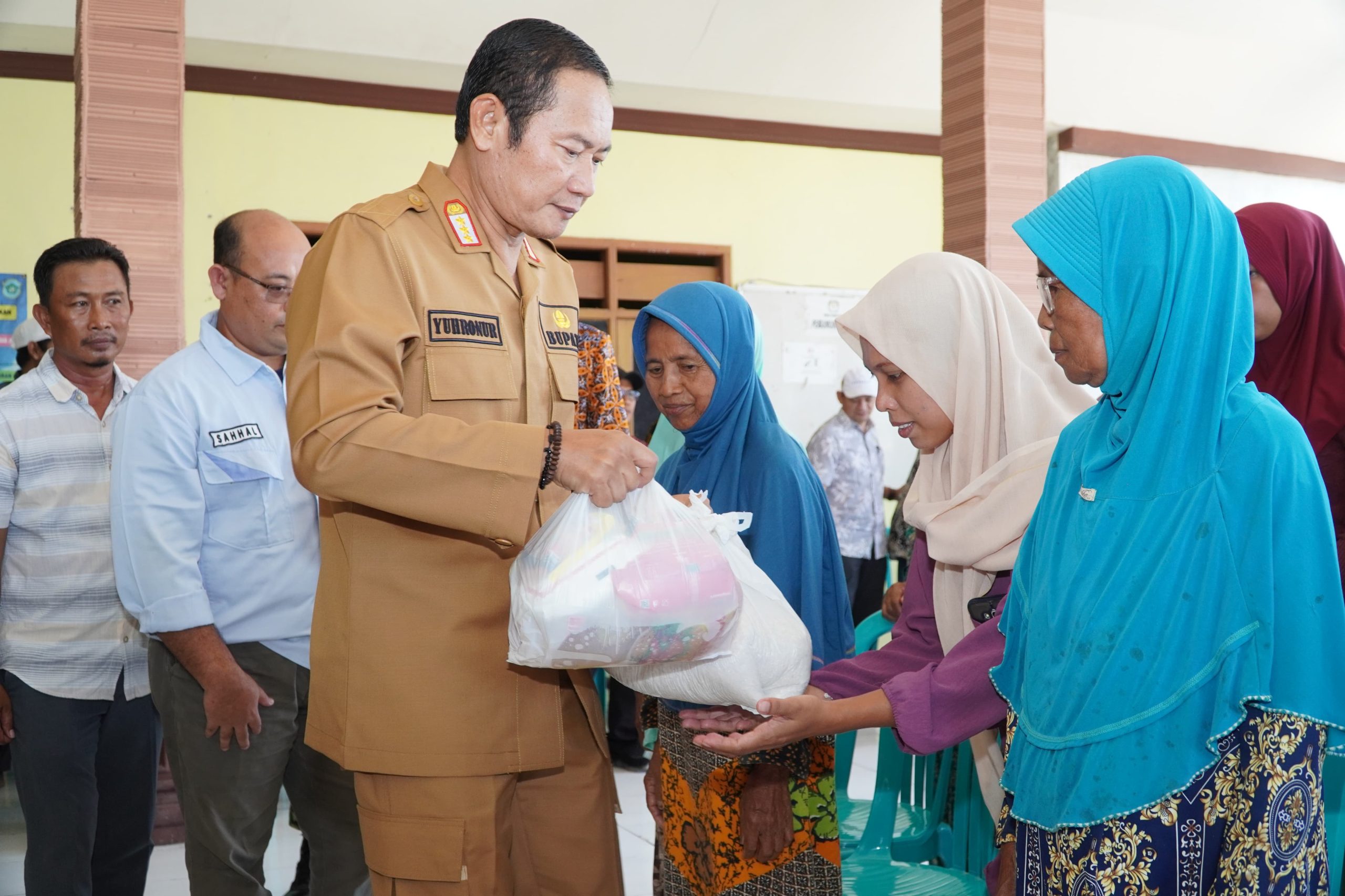 Pemkab Lamongan Salurkan 54 Ton Beras untuk Warga Terdampak Banjir