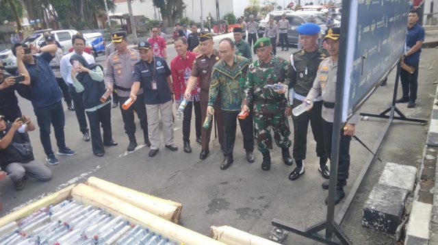 Ciptakan Suasana Kondusif, Polres Blitar Kota Musnahkan Miras-Knalpot Brong