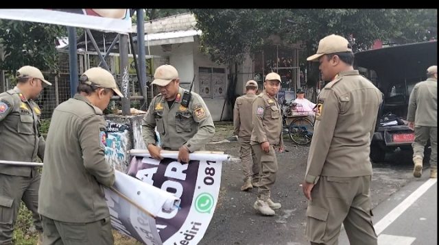 Satpol PP Kota Kediri Sikat Banner Liar dan Tertibkan Penjual Takjil, Menggunakan Fasilitas Umum