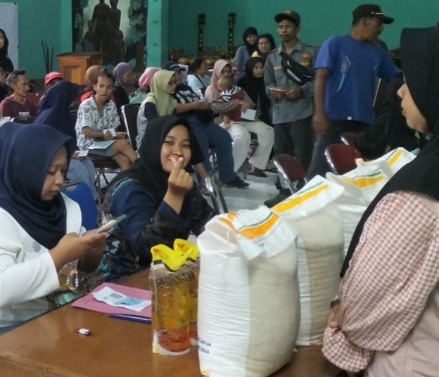 Jelang Lebaran, Bulog Kediri Gelontorkan 685 Ton Beras dan 137 Ribu Liter Minyak untuk 34 Ribu Warga